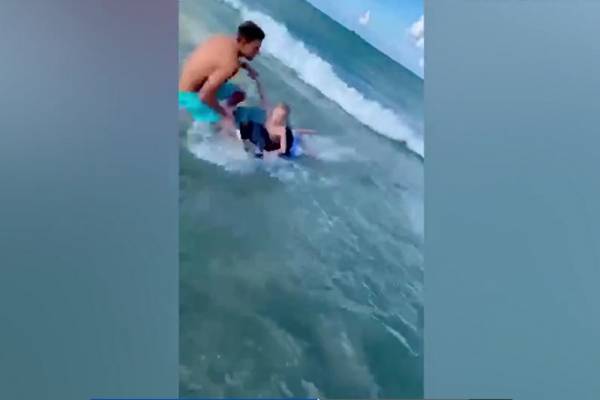 Αστυνομικός σώζει αγοράκι από καρχαρία και γίνεται viral