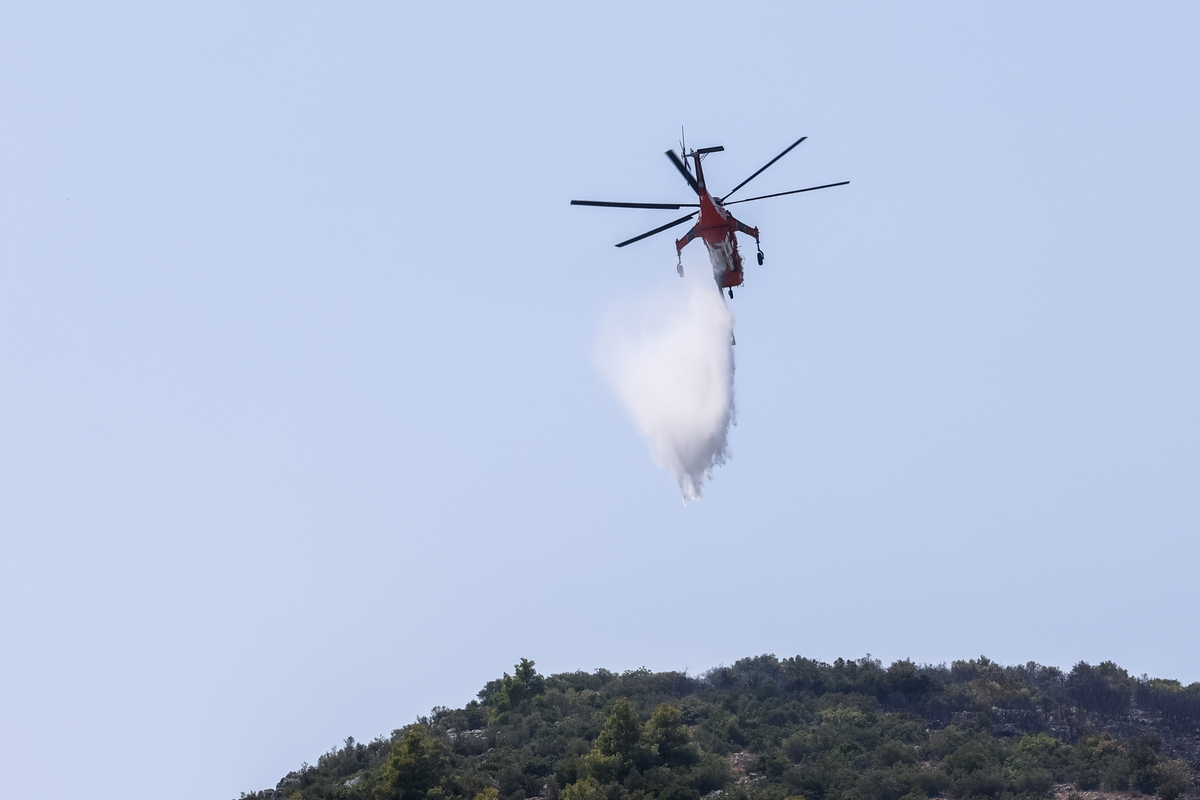 Υπό μερικό έλεγχο η φωτιά στην Πλάκα Λιτοχώρου