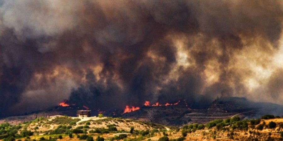 Εκτός ελέγχου η φωτιά στην Κύπρο: Κάηκαν σπίτια στην Πάφο - Εκκενώθηκαν χωριά (Βίντεο, Φωτογραφίες)