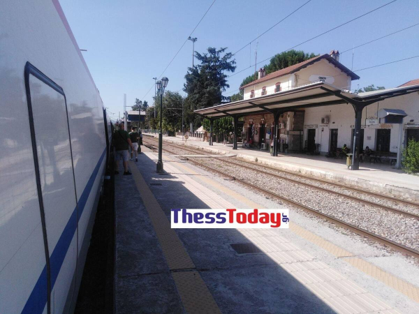 Θεσσαλονίκη: Τρένο σταμάτησε για μία ώρα λόγω φωτιάς - Οι επιβάτες περίμεναν χωρίς κλιματισμό
