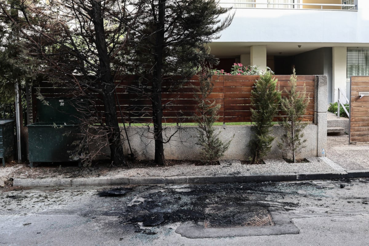 Τραυματισμός αστυνομικού έξω από το σπίτι της προέδρου του Αρείου Πάγου: «Ένιωσα πρόσωπο και χέρια να καίγονται»