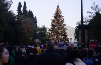 Σε χριστουγεννιάτικους ρυθμούς η αγορά για τα τελευταία ψώνια - Ανοιχτά σήμερα τα μαγαζιά