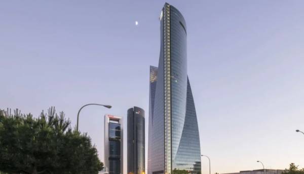 Εκκενώνεται ουρανοξύστης στη Μαδρίτη