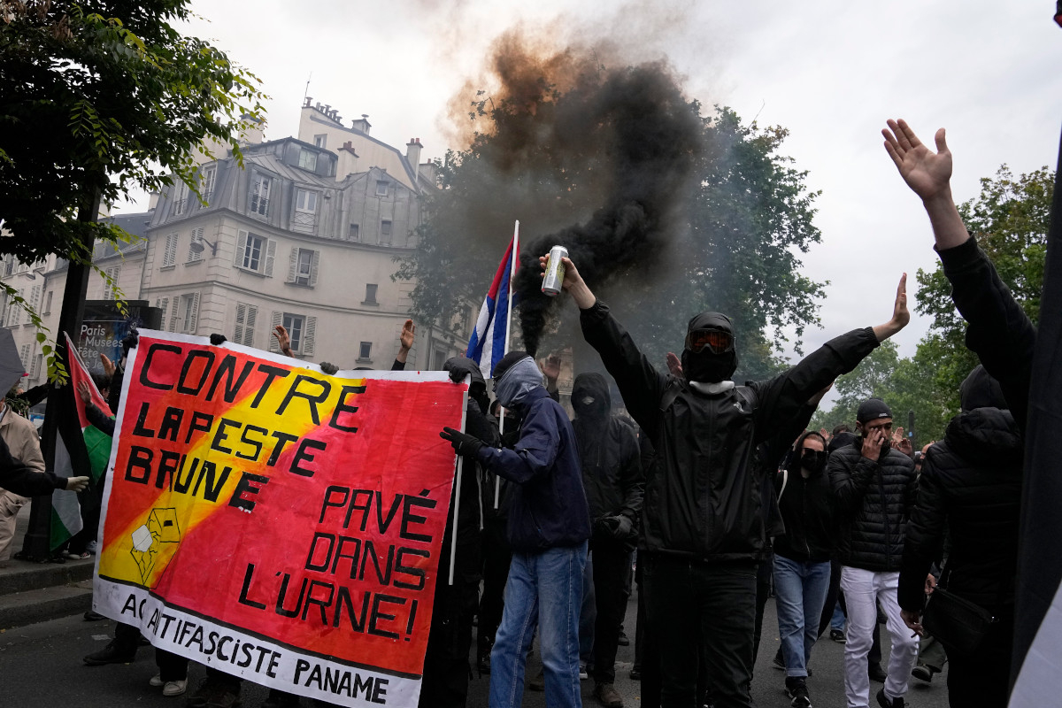 Στους δρόμους της Γαλλίας χιλιάδες διαδηλωτές κατά της ακροδεξιάς