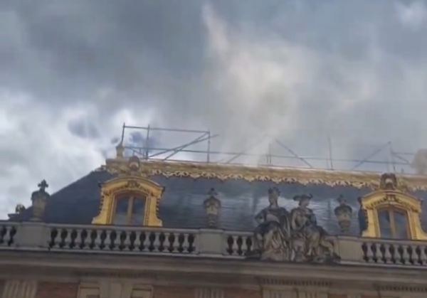 Φωτιά στις Βερσαλλίες: Εκκενώθηκε το Ανάκτορο (Βίντεο)