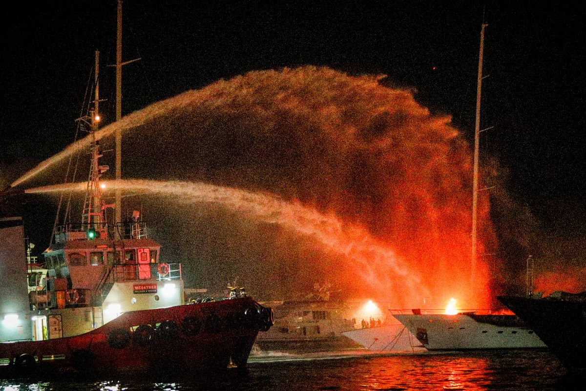 «Κόλαση» στη Μαρίνα Ζέας από τη φωτιά: Κάηκαν τρία πολυτελή γιοτ (εικόνες)