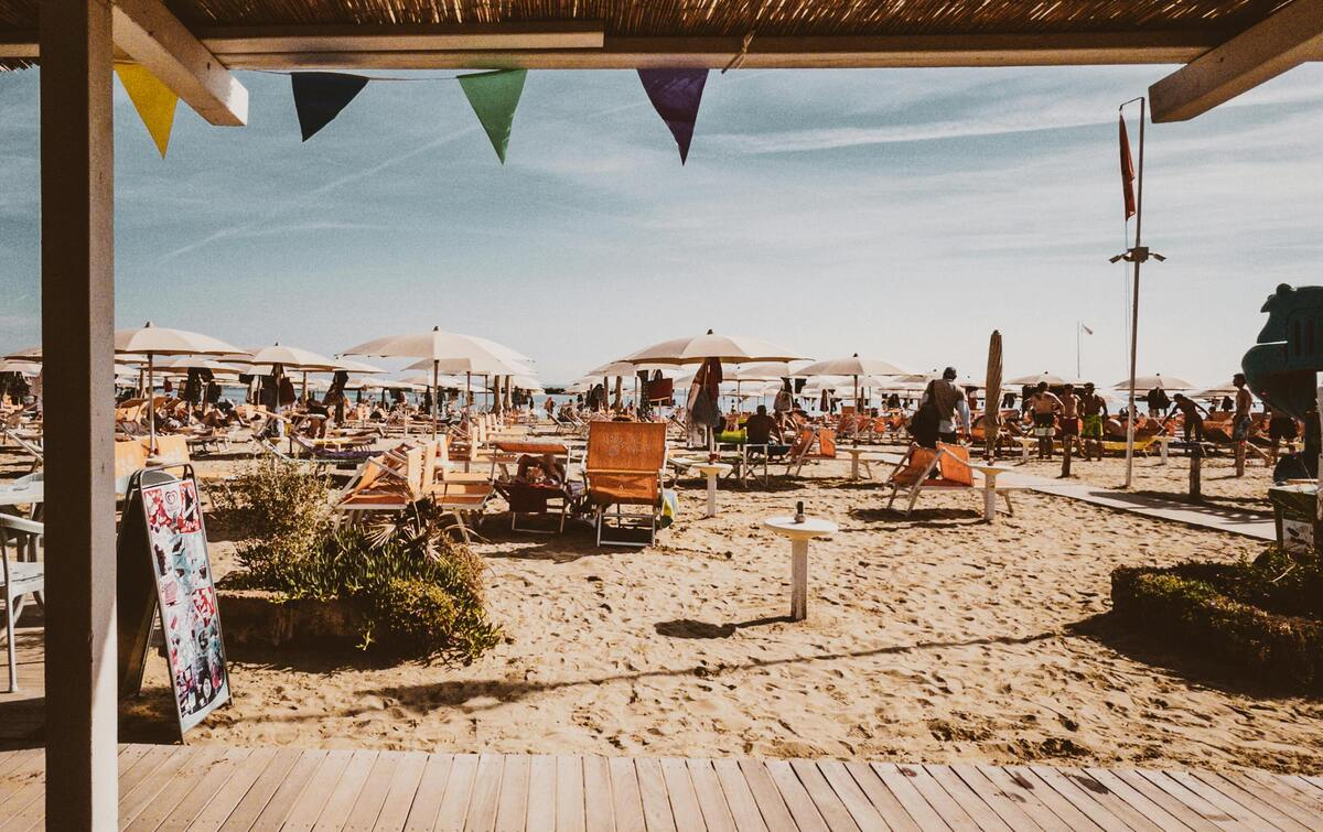 Γιατί ξέσπασε «πόλεμος» στις παραλίες και τα beach bars της Ιταλίας – Αφορμή μία ευρωπαϊκή ντιρεκτίβα