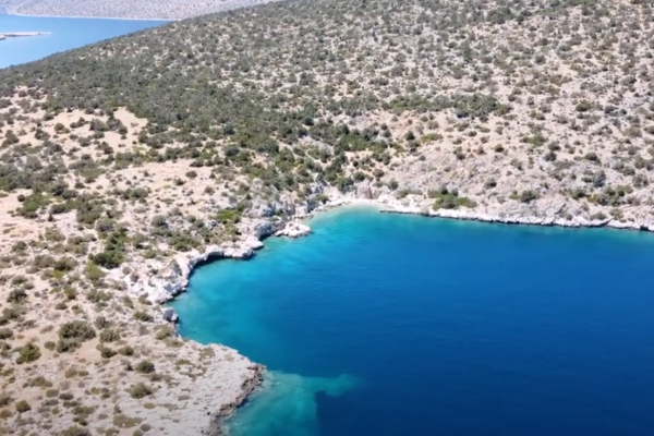 Πάμε στοίχημα ότι αυτές τις 3 «ερημικές» παραλίες κοντά στην Αττική δεν τις ξέρεις