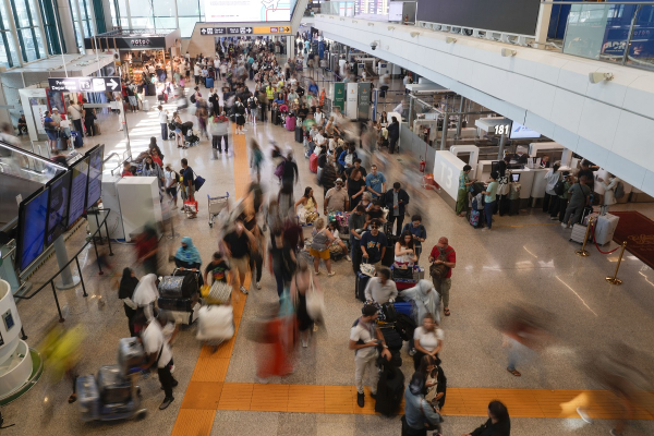 Κατέρρευσαν τα αεροδρόμια λόγω Microsoft: Πολύωρες καθυστερήσεις στις πτήσεις - Όλες οι ανακοινώσεις