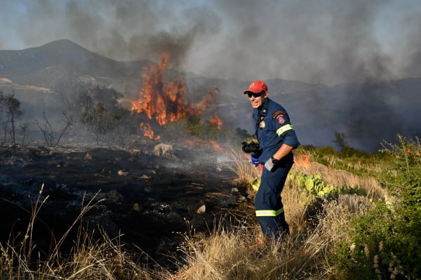 Φωτιά στην περιφερειακή Αιγάλεω - Επιχειρεί και ελικόπτερο