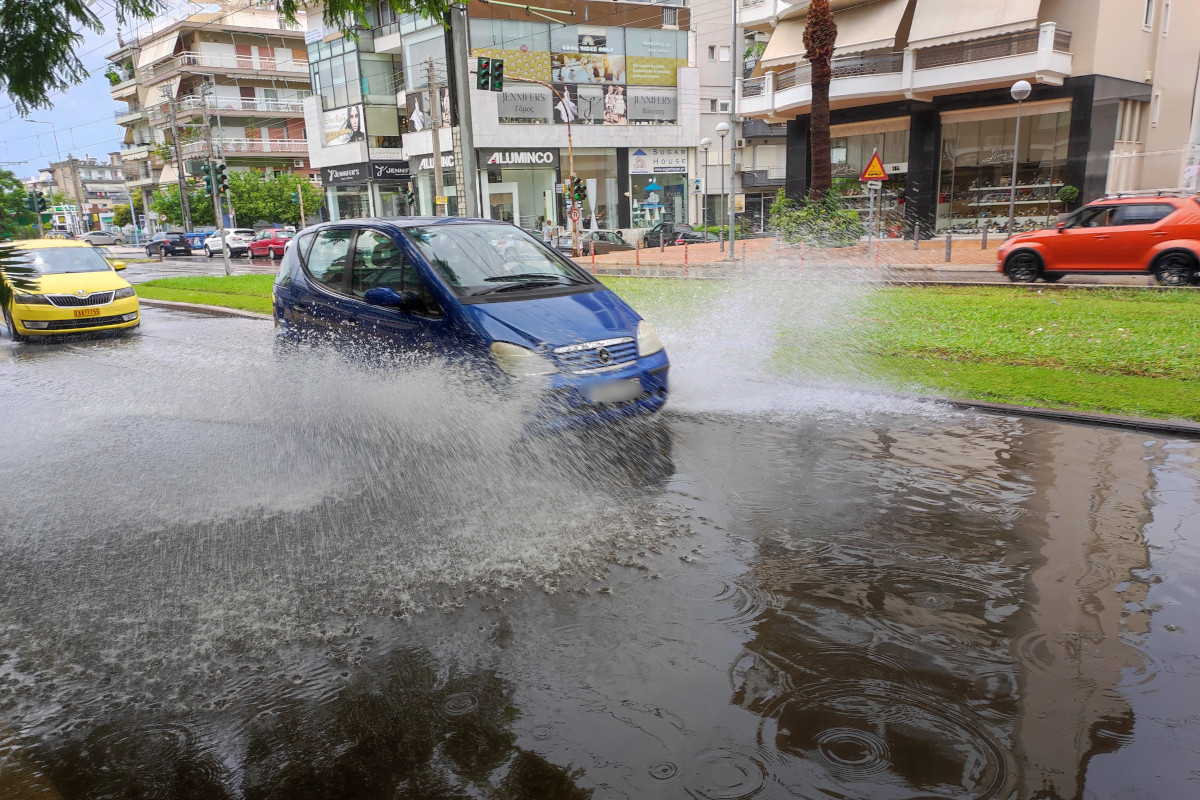 Κακοκαιρία: Διακοπή κυκλοφορίας στη Δαβάκη, με δυσχέρεια πραγματοποιείται στην Ποσειδώνος