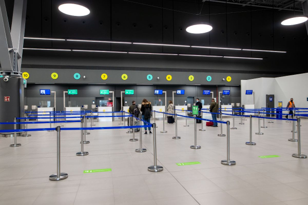 Ένταση στο αεροδρόμιο «Μακεδονία»: Άργησε στον έλεγχο, του αρνήθηκαν την είσοδο και τα έκανε «λαμπόγυαλο»