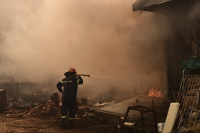 Φωτιά σε αποθηκευτικό χώρο στη Μάνδρα - Συναγερμός στην Πυροσβεστική