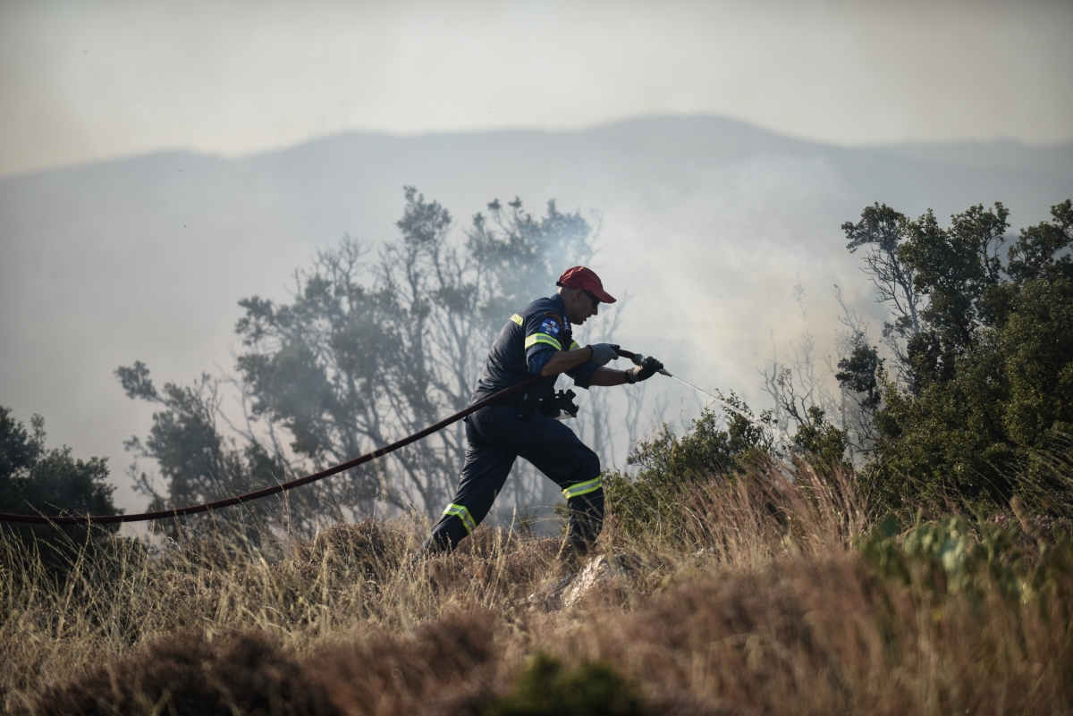 Φωτιά στην Κερατέα – Καίει σε χαμηλή βλάστηση