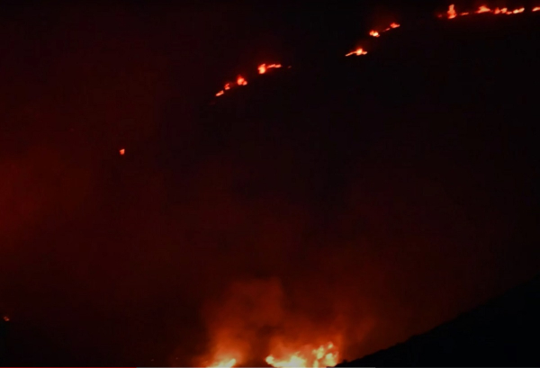 Μαίνεται για δεύτερη νύχτα η φωτιά στο όρος Πάικο: Η στιγμή που χτυπά κεραυνός και ξεσπά πυρκαγιά