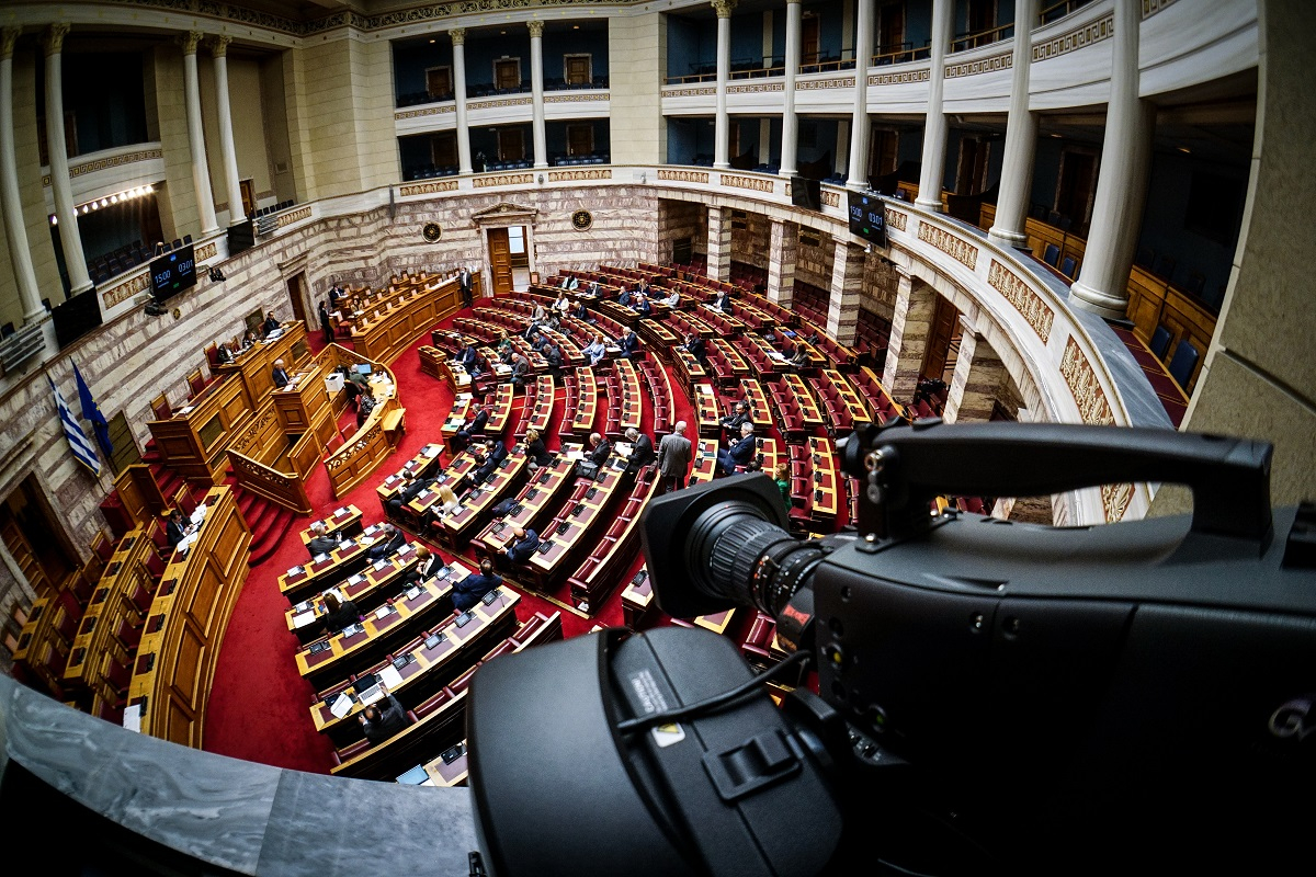 Την ημέρα της απεργίας των ΜΜΕ η ΝΔ στέλνει στη Βουλή τον Γεραπετρίτη και «κρύβει» τον Καραμανλή