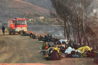 Φωτιά στην Κερατέα: Η συγκλονιστική φωτογραφία με τους εξαντλημένους πυροσβέστες