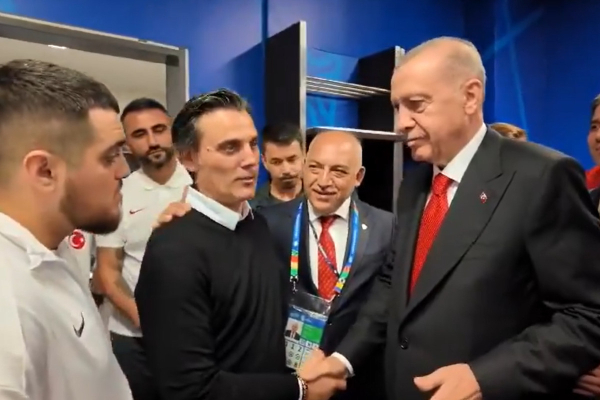EURO 2024: Σόου του Ερντογάν στα αποδυτήρια της Τουρκίας μετά τον αποκλεισμό - «Κλείδωσε» το χέρι του Μοντέλα (Βίντεο)