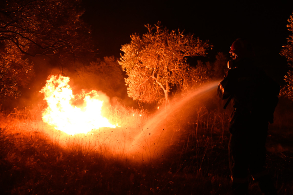 Υπό μερικό έλεγχο η φωτιά στις Βρυσιές Ρόδου - Συνεχίζεται η μάχη της πυρόσβεσης