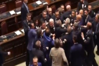 Ξύλο στην ιταλική Βουλή: Στα χέρια βουλευτές της Λέγκας του Βορρά και των Πέντε Αστέρων (Βίντεο)