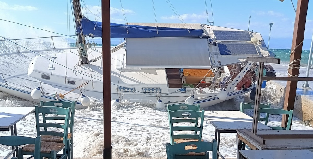 Οι ισχυροί άνεμοι στον Παγασητικό προκάλεσαν ζημίες σε σκάφη και σε παραλιακές επιχειρήσεις (εικόνες)