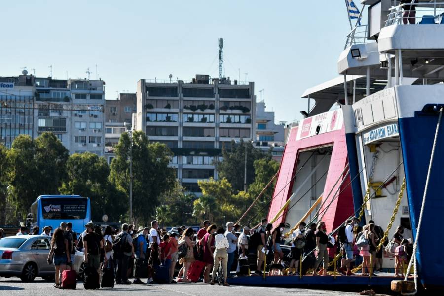 Αυξημένη κίνηση, μέτρα και έλεγχοι στο λιμάνι του Πειραιά