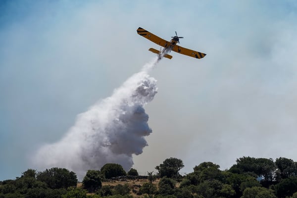 Φωτιά στο Ξυλόκαστρο: Μήνυμα από το 112 - Αυξάνονται τα εναέρια μέσα