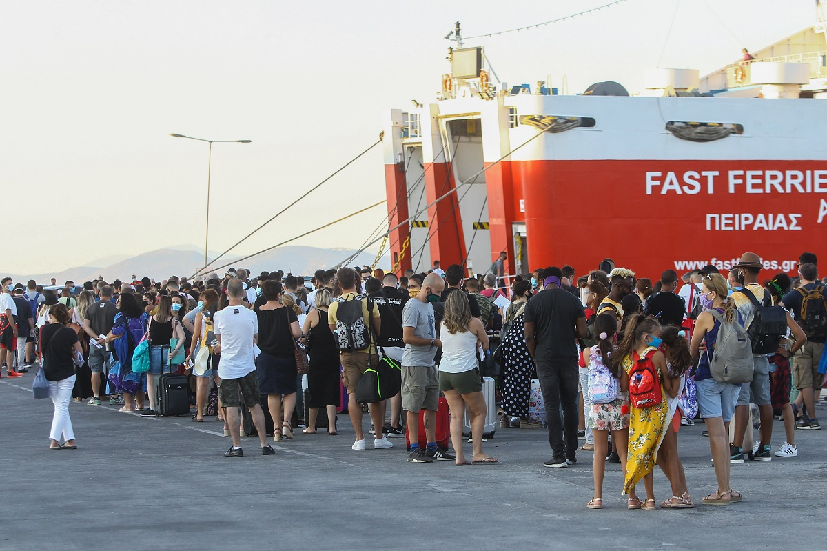 Προβλήματα στα δρομολόγια πλοίων λόγω φωτιάς - Αλλάζουν λιμάνι