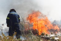 Φωτιά στο Λαγονήσι - Ξέσπασε σε κοντέινερ μέσα σε οικοπεδικό χώρο