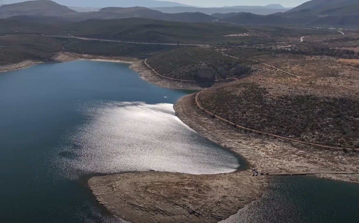 Η Λίμνη Υλίκη «ερημώνει»: Το νησάκι πλέον είναι προσβάσιμο ακόμα και με αυτοκίνητο (βίντεο drone)