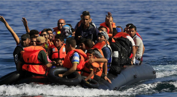 Ισπανία: Πάνω από 1.000 μετανάστες έφτασαν χθες στα Κανάρια Νησιά