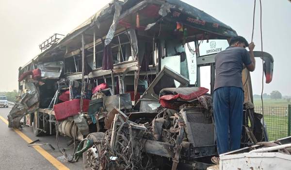 Σοκαριστικό τροχαίο στην Ινδία: Λεωφορείο έπεσε πάνω σε βυτιοφόρο - 18 νεκροί (βίντεο)