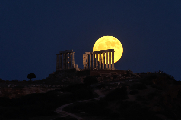 Πανσέληνος Ιουνίου: Εντυπωσιακές εικόνες από το «Φεγγάρι της Φράουλας»