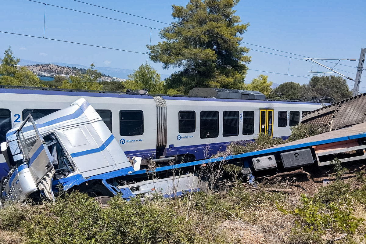 Αυλίδα: Πώς συγκρούστηκε το φορτηγό με το τρένο - Συνελήφθη ο οδηγός (Εικόνες, Βίντεο)