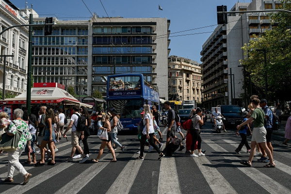 «Πυρετός» κορονοϊού στο κατακαλόκαιρο: 833 εισαγωγές στα νοσοκομεία, 40 θάνατοι και 25 στις ΜΕΘ