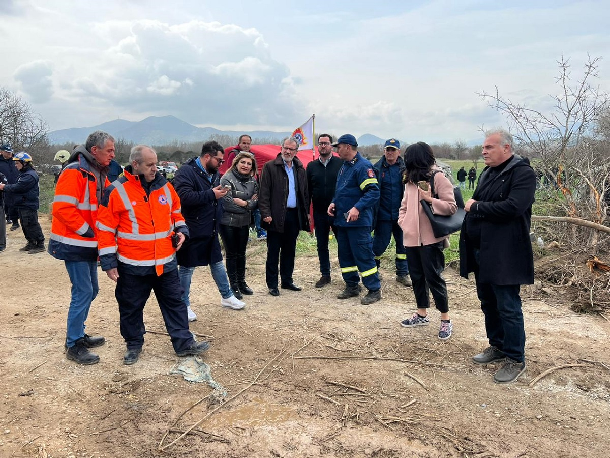 Κλιμάκιο του ΠΑΣΟΚ στα Τέμπη: «Είμαστε συγκλονισμένοι από την ανείπωτη τραγωδία»