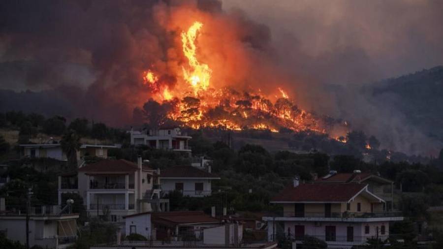 Σε εξέλιξη τα πύρινα μέτωπα: Καλύτερη εικόνα στην Κορινθία, ενισχύθηκαν οι δυνάμεις στην Ηλεία