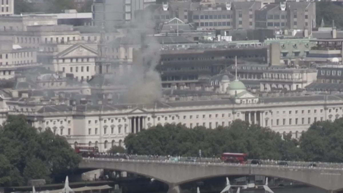 Μεγάλη φωτιά στο Somerset House του Λονδίνου (βίντεο)