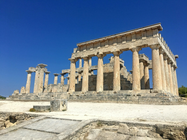 Ο Σταύρος Ξαρχάκος στο Ναό της Αφαίας στην Αίγινα με την υποστήριξη της METLEN