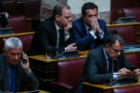 Κ. Καραμανλής: Πήγε τελικά στη Βουλή αλλά «κρύφτηκε» στα πίσω έδρανα (Εικόνες)