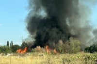 Μεγάλη φωτιά με εκρήξεις στα Τρίκαλα - Καίγονται τόνοι σκουπιδιών (Βίντεο)