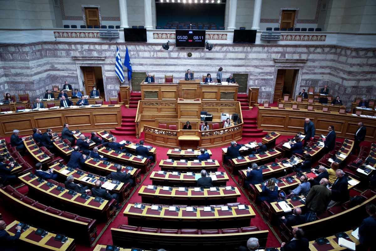 Βουλή: Με συντριπτική πλειοψηφία εγκρίθηκαν τα μέτρα στήριξης για τα Τέμπη