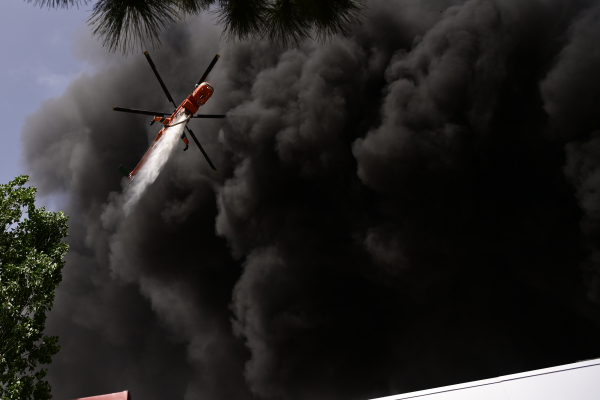 Φωτιά σε εργοστάσιο στην Κηφισιά: Διακοπή κυκλοφορίας στον κόμβο Καλυφτάκη