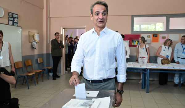 Ψήφισε «με το δεξί» ο Κυριάκος Μητσοτάκης - «Σήμερα είναι η γιορτή της δημοκρατίας»