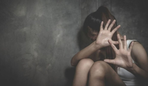 Ενδοοικογενειακή βία: Με κατάγματα στο πρόσωπο η σύντροφος του δημοσιογράφου της ΕΡΤ