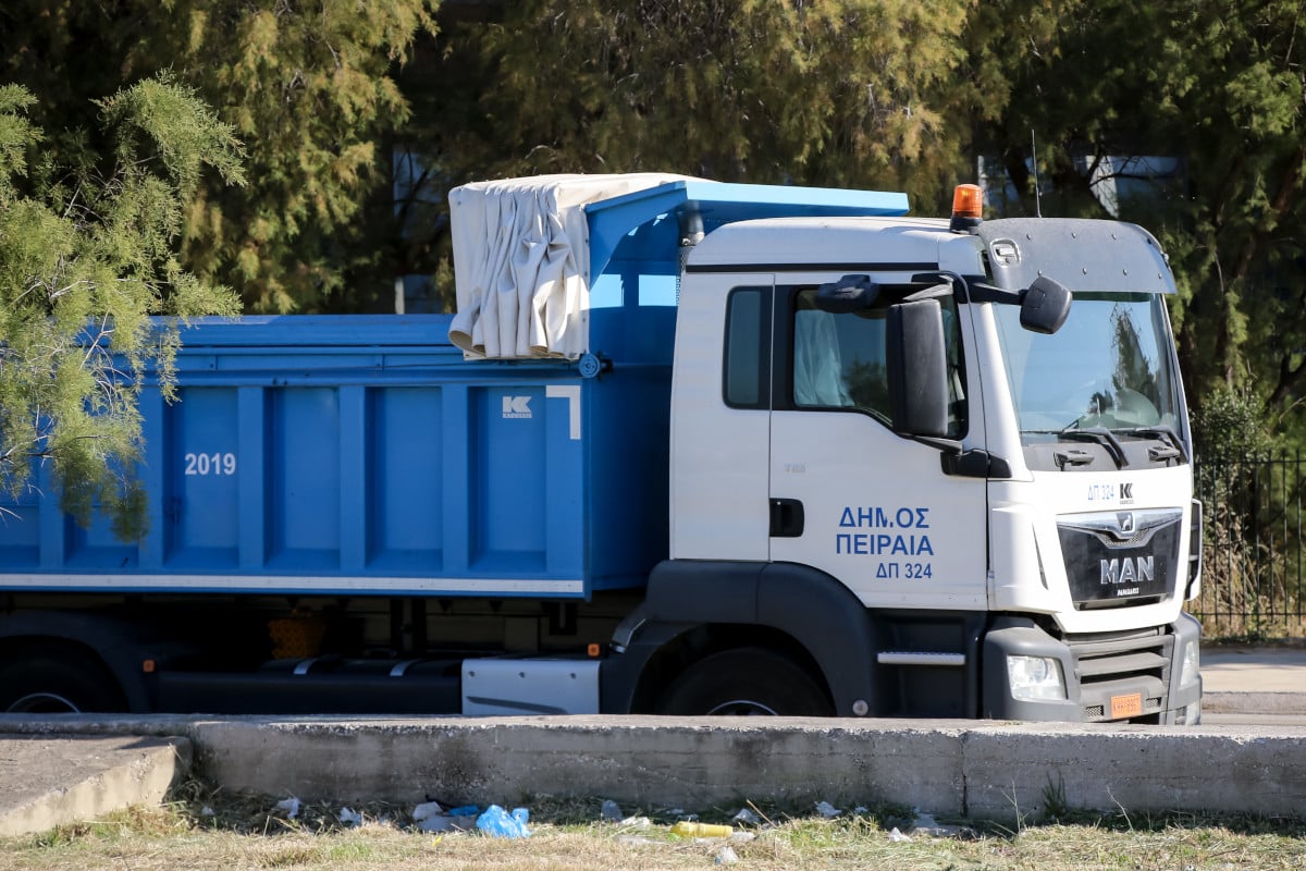 Στη φυλακή ο υπάλληλος του Δήμου Πειραιά που φέρεται να βίασε συνάδελφό του μέσα σε απορριματοφόρο