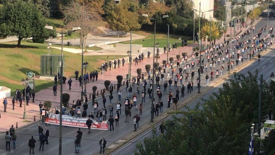 Το ΚΚΕ έσπασε την απαγόρευση της κυβέρνησης για το Πολυτεχνείο (εικόνες)