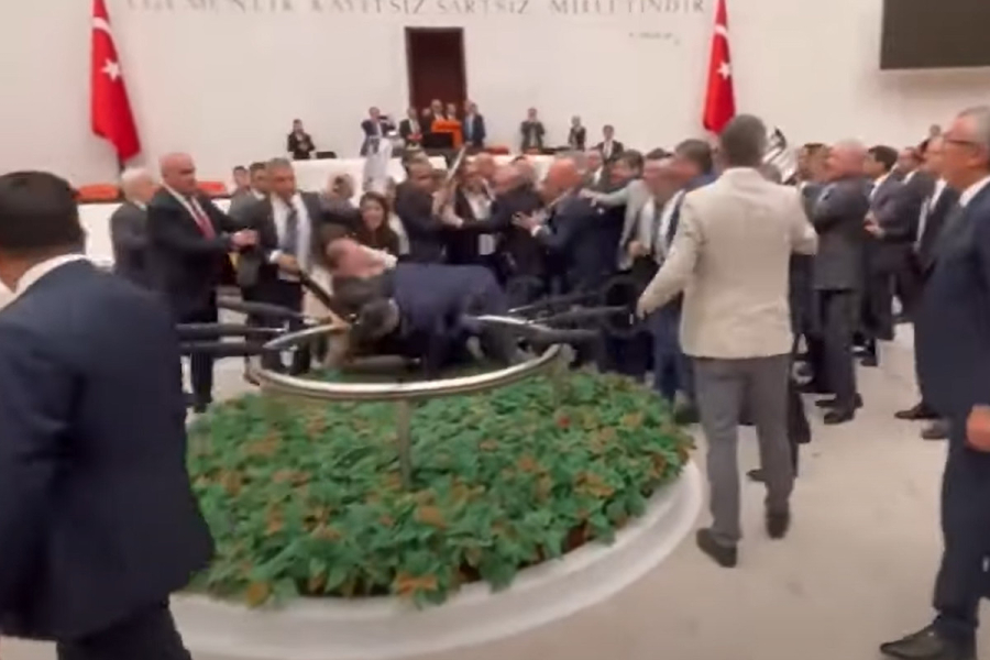 Τουρκία: Η Εθνοσυνέλευση μετατράπηκε σε αρένα - Μπουνιές, σπρωξίματα και ξύλο (Βίντεο)