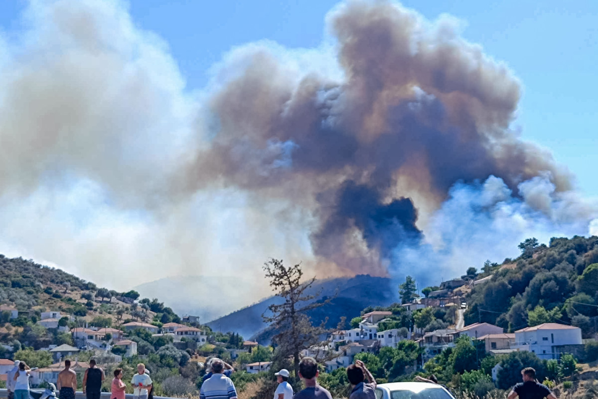 Εκτός ελέγχου η φωτιά στη νότια Εύβοια: Διπλό απειλητικό μέτωπο - Τραυματίστηκε πυροσβέστης (Εικόνες, βίντεο)