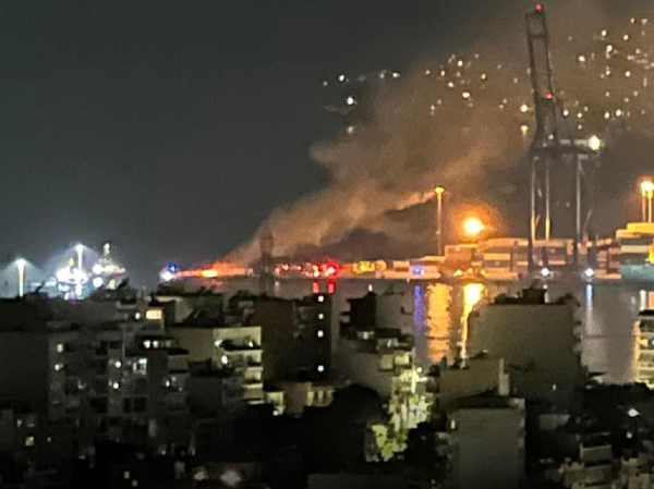Φωτιά τώρα στο λιμάνι του Πειραιά - Σε κοντέινερ η πυρκαγιά